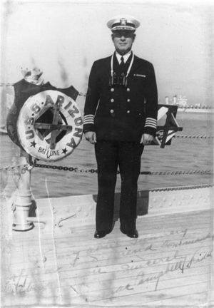 1939년경 애리조나 갑판의 아이작 C. 키드 대위