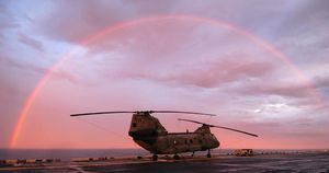 USS 이오지마에 탑재된 CH-46 시 나이트