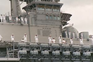 USS 이오지마의 모토인 "비범한 용기(Uncommon Valor)"의 근접 사진, 2005년 7월 2일, 메인 주 포틀랜드