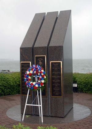 USS Cole 승무원이 2001년 10월 12일 노퍽 해군 기지 기념관에 놓은 화환.