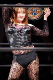 Veny가 센다이 걸스 월드 챔피언십 벨트를 들고 있다.