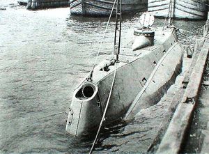 1898년, 사이언티픽 아메리칸에 실린 USS 홀란드 (SS-1). 함수 다이너마이트포의 포문이 열려 있다.