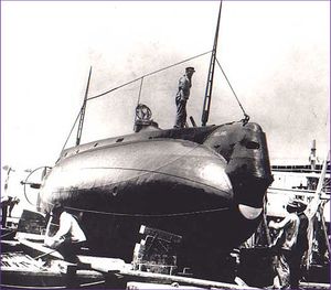 드라이도크 안의 USS 홀란드 (SS-1)