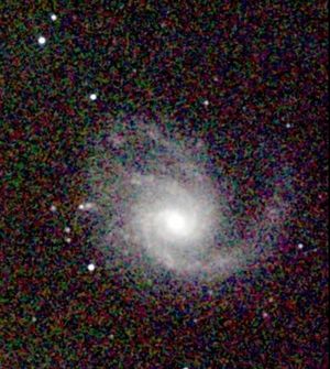 M99의 근적외선 이미지. 오른쪽으로 뻗은 팔과 VIRGOHI21이 연결되어 있을 가능성이 제기된다.