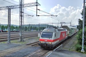 Sr2 기관차가 위흐배스퀼래 역으로 가는 인터시티 열차를 견인하고 있다.