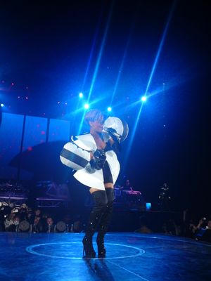 리한나가 2010년 투어 Last Girl on Earth 중 취리히에서 "Umbrella"를 공연하고 있다.