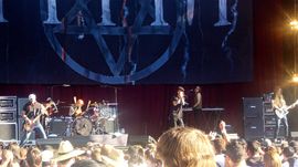 2007년 8월 캘리포니아주 메리스빌에서 공연하는 HIM