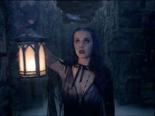 페리가 "Wide Awake" 뮤직 비디오에서 해질녘 미로를 탐험하는 모습