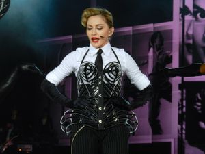 MDNA 투어(2012)에서 "Vogue"를 공연하는 마돈나. 장 폴 고티에가 디자인한 원뿔 모양 코르셋을 재해석하여 착용했다.