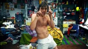 "We Are Golden" 뮤직 비디오의 한 장면