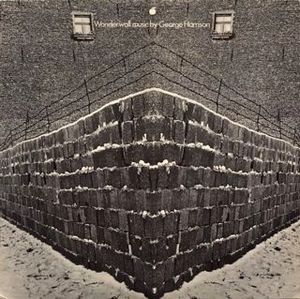 원더월 뮤직 뒷면 커버, 베를린 장벽의 일부를 보여줌