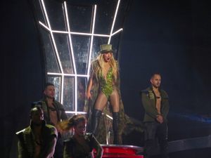 스피어스가 "Work Bitch" 공연으로 브리트니: 피스 오브 미 쇼를 시작하는 모습.