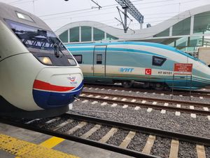 에스키셰히르역에서 만나는 두 YHT 모델