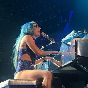 가가가 라스베이거스 레지던시 쇼인 에니그마에서 "You and I"를 공연하는 모습