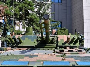 ZBD-04A 포탑의 정면 모습. 좌측부터 30mm 동축 자동 기관포, 100mm 강선포, 5.8mm 동축 기관총이 장착되어 있다. 레이저 경고 수신기뿐만 아니라, 지휘관 독립 열상 조준경(CITV), 포수 열상 조준경, 비상 주간 조준경도 포탑 상단에 장착된 것을 볼 수 있다.