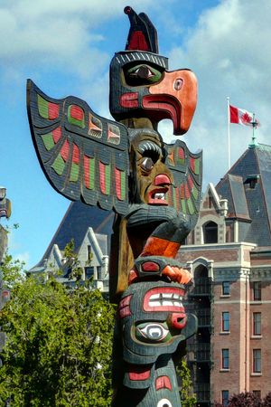 세 개의 얼굴과 두 쌍의 날개가 있는 여러 색상의 기둥.