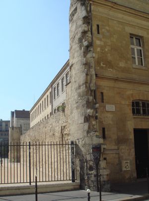 몽고메리가 앙리 2세를 결투 사고로 우발적으로 살해한 후 잠시 투옥되었던 파리의 필리프 오귀스트 성벽에 있는 몽고메리 타워의 잔해. Rue des Jardins-Saint-Paul, 파리