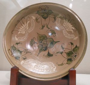 구리-녹색 유약에 스타일화된 꽃의 스텐실 디자인이 있는 니사이 대형 접시. 히젠, 에도 시대, 1610-1640년대