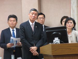 입법원에서 질의에 답변하는 가오화추