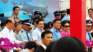 자이 공군기지에서 열병하는 마잉주 총통과 가오화추 (2012년)