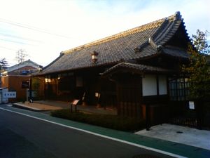 후지노미야시에 이축되어 현존하는 구 가와나리지마 진야 나가야문(2010년 촬영)