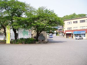 출구에서 본 역 앞 (2008년 4월)