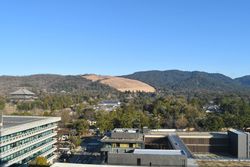 와카쿠사 산(왼쪽)・카스가 산(오른쪽), 왼쪽 끝은 도다이지대불전이다.