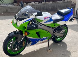 전면 카울에 단일 램 에어 흡입구가 있는 1993년형 ZX-7