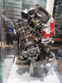 슈퍼차저 엔진 절개 모델