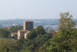 알랭제 요새, 배경 왼쪽에는 생캉탱팔라비에 교회의 첨탑이 보인다.