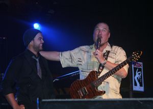 The Memphis Tour 중 무대 위의 서배스천과 스티브 크로퍼