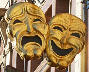 연극에서 희극과 비극 가면은 배우가 감정을 표현하는 데 도움을 준다. 이는 사회적으로 수용될 수 있는 정서를 표현하기 위해 사람들이 가면을 쓰는 것과 유사하다.