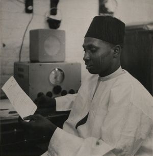 조지타운의 우체국장 A. M. 조브가 추장들이 국왕 폐하에게 보내는 충성 메시지가 담긴 전보를 전송하고 있다(1944)