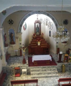 멕시코 오솔로테펙의 파브리카-마리아 마을 사원 제단 벽에 전시된 멕시코 가톨릭 액션의 문장. 20세기에는 지역 섬유 산업 노동자들이 이 운동을 열렬히 지지했다.