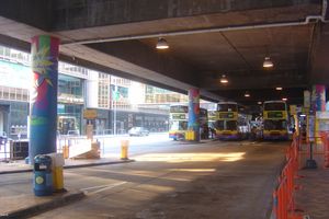 애드미럴티역 지상에 자리한 애드미럴티 (서부) 대중교통 환승장