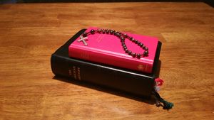 성공회 묵주가 성공회 성무일도서와 공동 기도문 위에 놓여 있다.