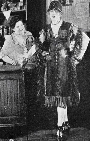 캐리 스콧 and 거트루드 애스터 in the film 무대 공황 (1925)