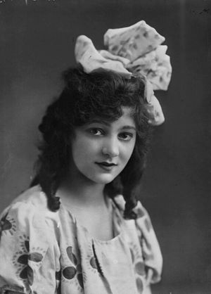 1917년의 거트루드 로런스