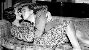 브로드웨이 프로덕션 사생활에서의 로런스와 노엘 코워드 (1931)