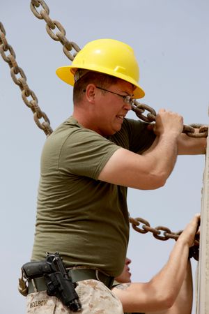 후방 부대 미 해병대원이 지급받은 베레타 M9.