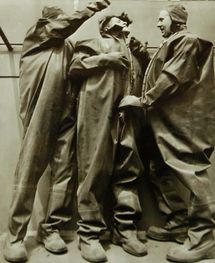 제2차 세계 대전 중 연합군 유조선에서 카폭 슈트를 입은 남자들