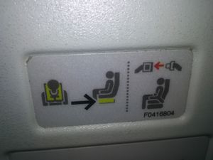 많은 항공기에서 구명조끼는 좌석 아래에 보관된다.