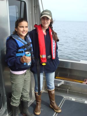 오른쪽 사람은 공기 챔버 구명조끼를 착용하고 있다.