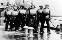 구명동의를 착용한 미국 해군의 수병들. 이 사진은 제1차 세계 대전 시기인 1917년 5월에 촬영되었다.