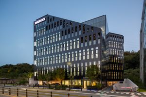 에너지엑스 DY빌딩 (에너지엑스 DY빌딩), 대한민국 최초의 상업용 제로 에너지 빌딩(NZEB, 또는 ZEB 1등급)이자 최초의 플러스 에너지 빌딩(+ZEB, 또는 ZEB plus 등급)이 2023년에 개관 및 소개되었다.