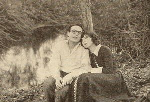 해럴드 로이드와 조비나 롤스턴, 걸 샤이