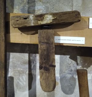 석공이 석재를 켜는 데 사용하는 외다리 걸상