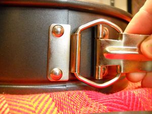 스프링폼 팬의 걸쇠 부분 확대