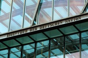 주요 입구에 있는 "EIGENTHUM DER DEUTSCHEN NATION"( "독일 국민의 재산")이라는 비문. 1852년 박물관 창립 당시 한스 폰 운트 추 아우프세스의 의뢰로 제작되었다.