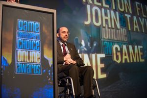 켈턴 플린이 온라인 게임 레전드 상을 수상하고 있다.